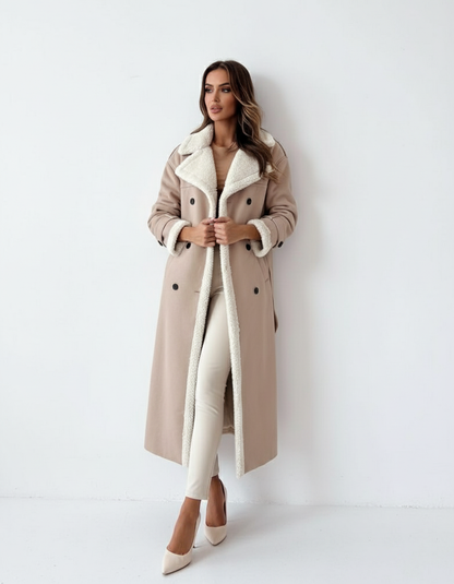 Productfoto - Model in beige teddy trenchcoat