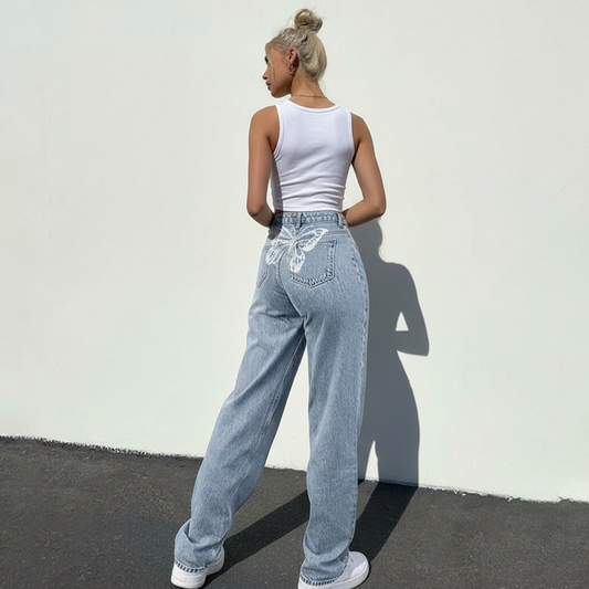 Professionele modefoto van lichtblauwe jeans op model